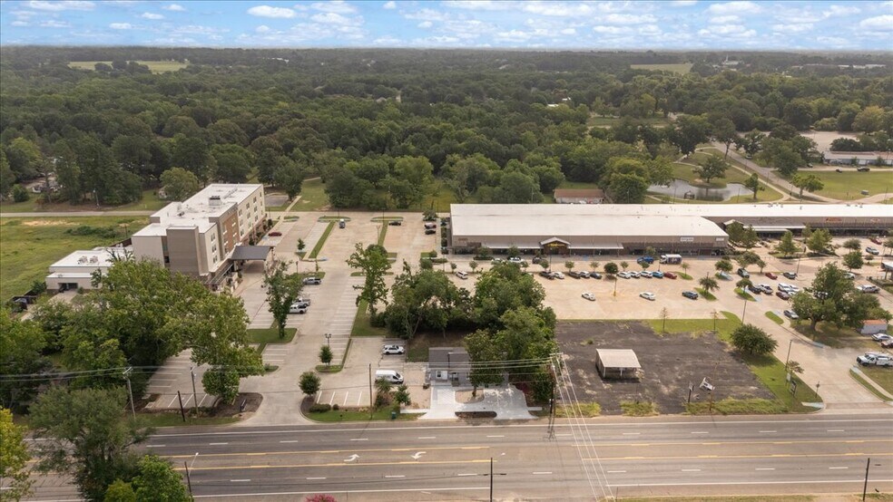 More Photos Of 501 N Main St, Lindale Office For Sale