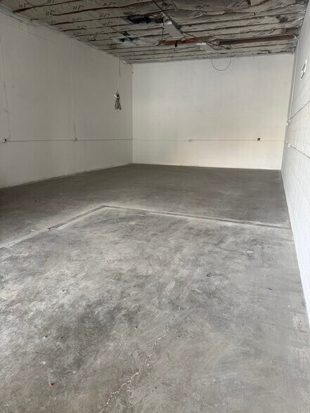More Photos Of 16154-16160 Wyandotte St, Van Nuys Warehouse For Lease