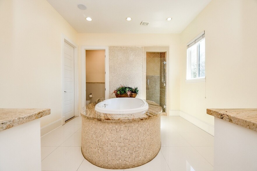 More Photos Of 5721 Winsome Ln, Houston Storefront Retail Office For Sale