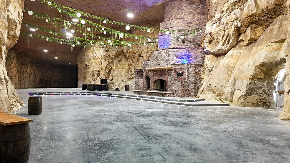 More Photos Of 20 Cave Industrial dr, Crystal City Industrial For Lease