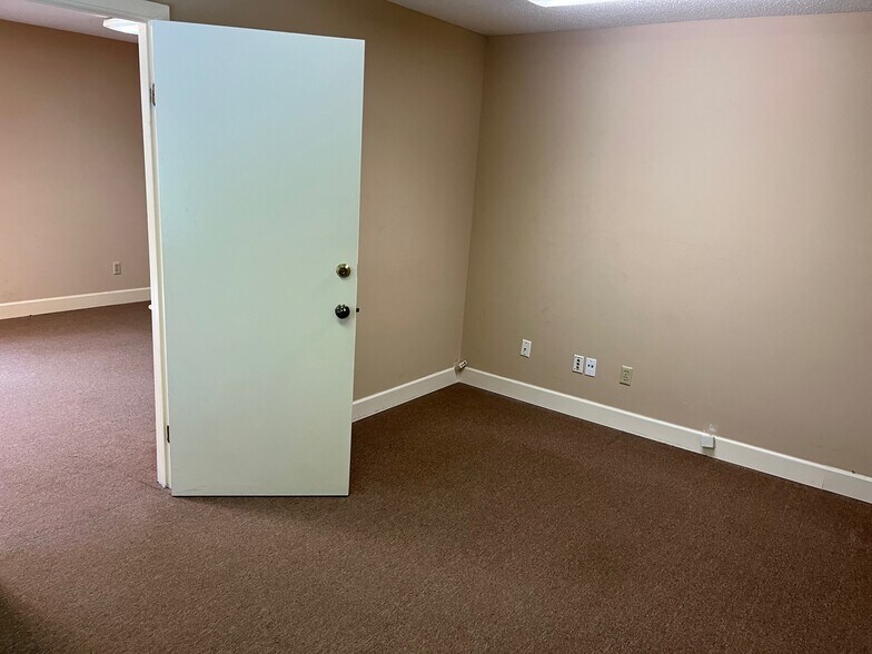 More Photos Of 2024 Arkansas Valley Dr, Little Rock Office For Lease