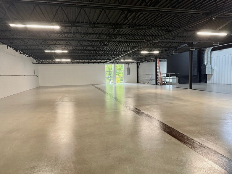 More Photos Of 1411 6th Ave, Grafton Showroom For Sale