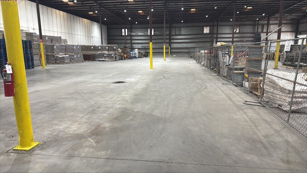 More Photos Of 4060 Dr Love Rd, Orlando Warehouse For Lease