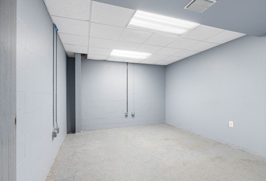 More Photos Of 6235 118th Ave N, Largo Unknown For Lease