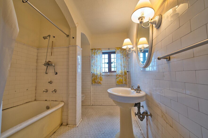 More Photos Of 1989 W Grand Blvd, Detroit Office Residential For Sale