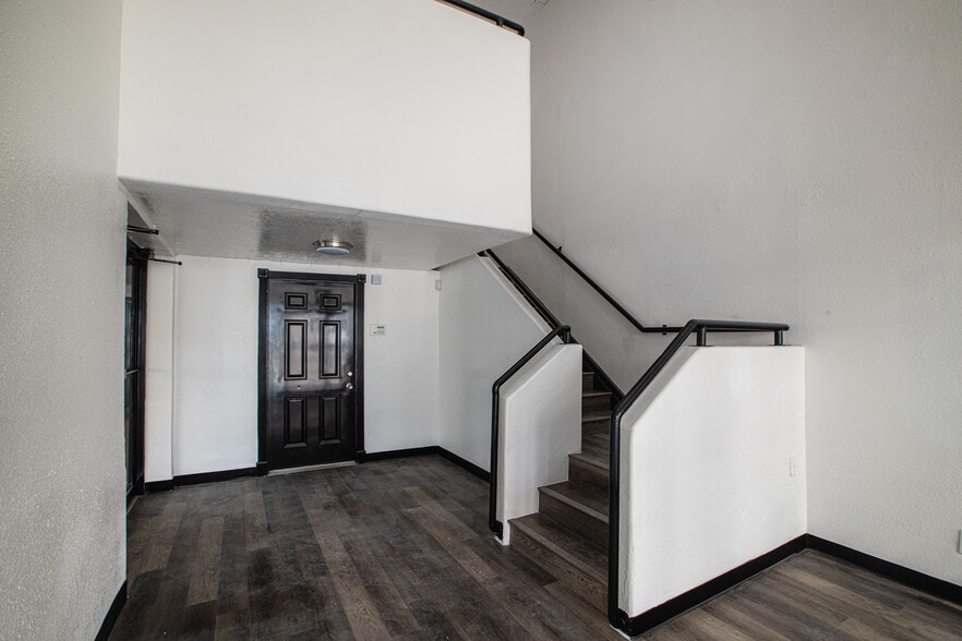 More Photos Of 802 Crosstimbers, Houston General Retail For Sale