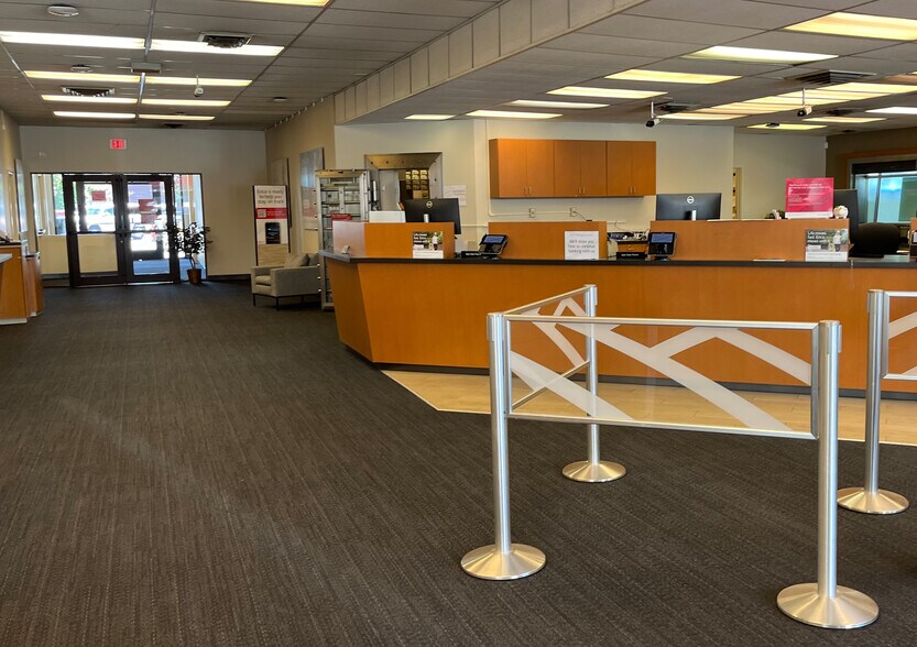 More Photos Of 552 SW 6th St, Redmond Bank For Sale