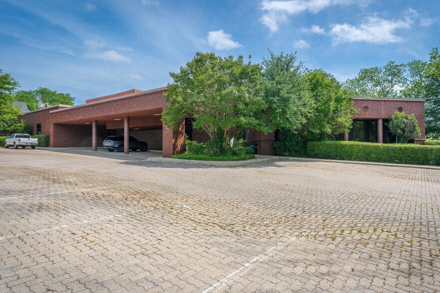 More Photos Of 400 W Houston St, Marshall Office For Sale