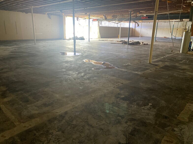 More Photos Of 6460 Dixie Hwy, Clarkston Freestanding For Lease