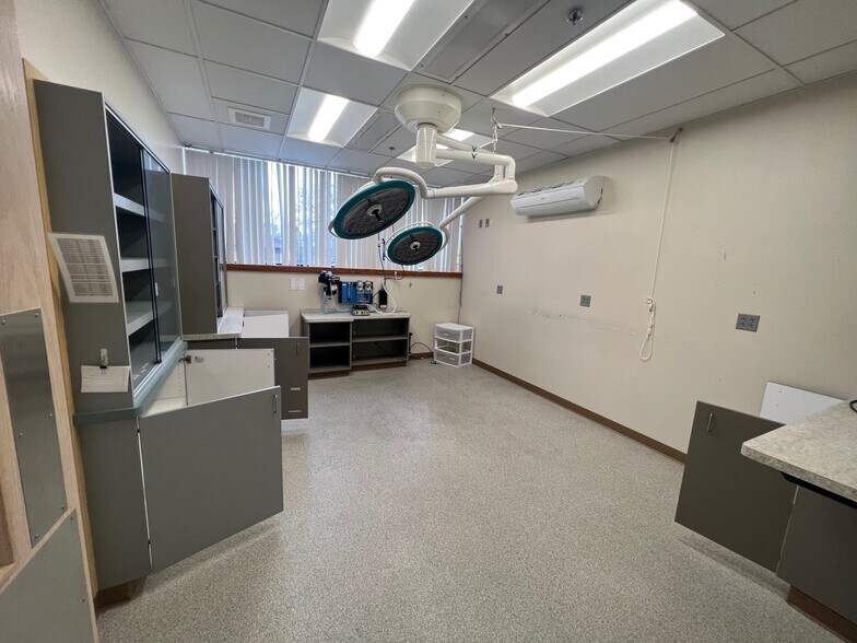 More Photos Of 825 E White Spruce Blvd, Henrietta Veterinarian Kennel For Lease