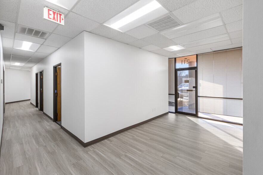 More Photos Of 12200 N Stemmons Fwy, Farmers Branch Showroom For Lease