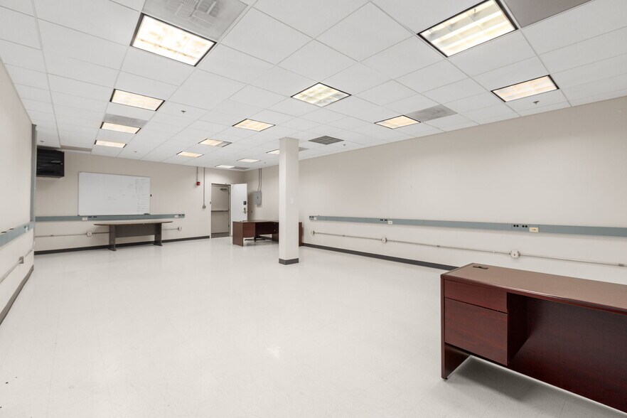 More Photos Of 10 Center St, Stafford Office For Lease