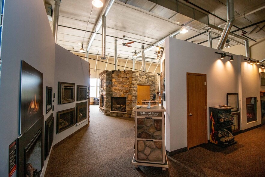 More Photos Of 7828 Hudson Rd, Woodbury Freestanding For Lease