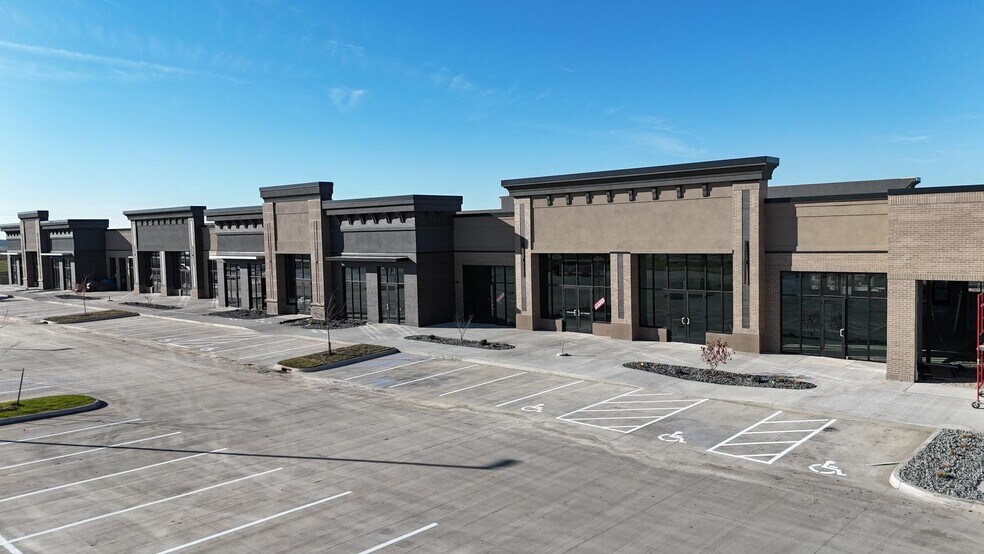More Photos Of Grand Prairie PKWY, Waukee Restaurant For Lease
