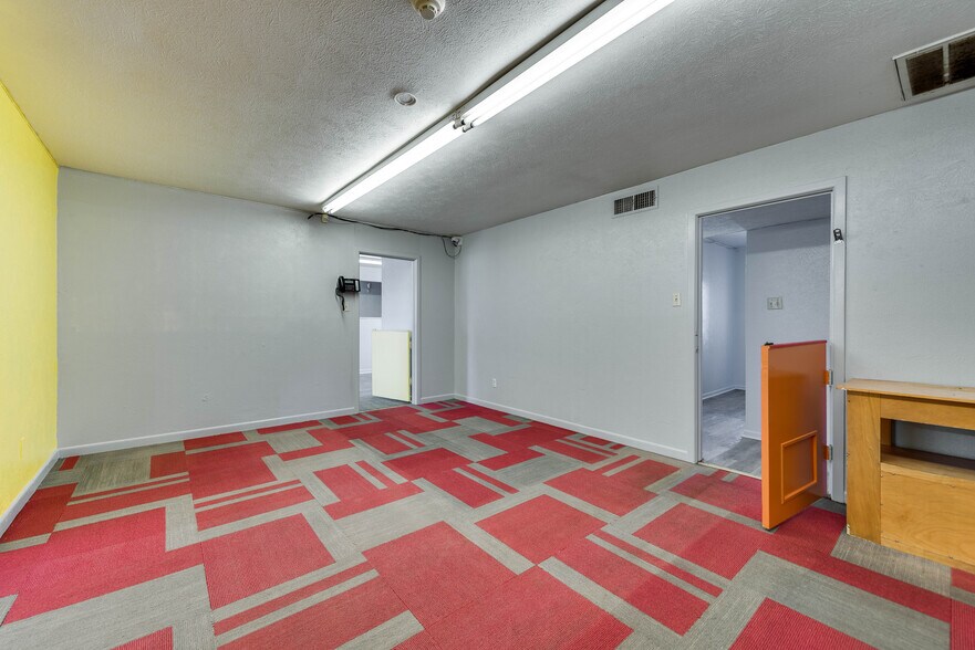 More Photos Of 1005 Austin St, Midland Storefront For Sale