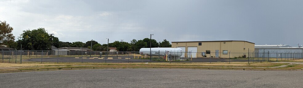 Primary Photo Of 1416 Twin Oaks St, Wichita Falls Warehouse For Lease
