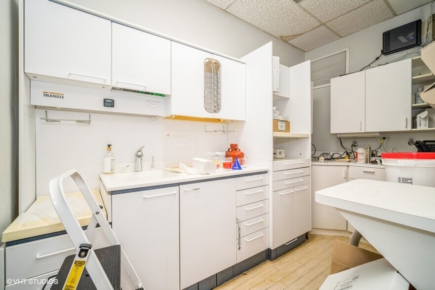 More Photos Of 666 Dundee Rd, Northbrook Medical For Lease