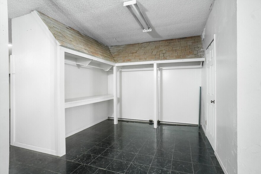 More Photos Of 914 Halsell St, Bridgeport General Retail For Sale