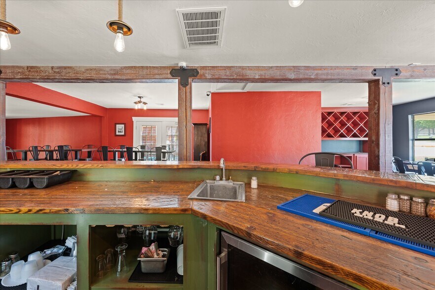 More Photos Of 629 W Main St, Yukon General Retail For Lease