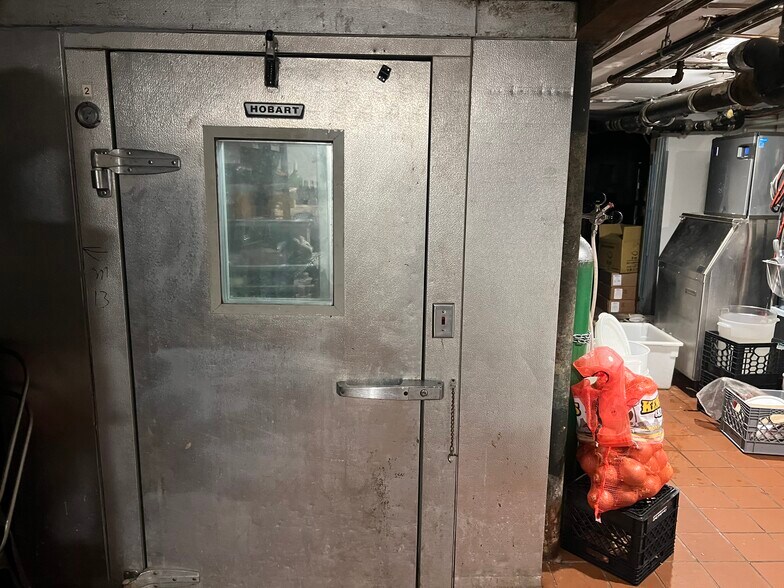 Primary Photo Of 133 Glen Head Rd, Glen Head Bar For Lease