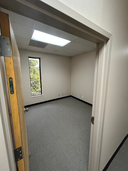 More Photos Of 989 Knox Abbott Dr, Cayce Office For Lease
