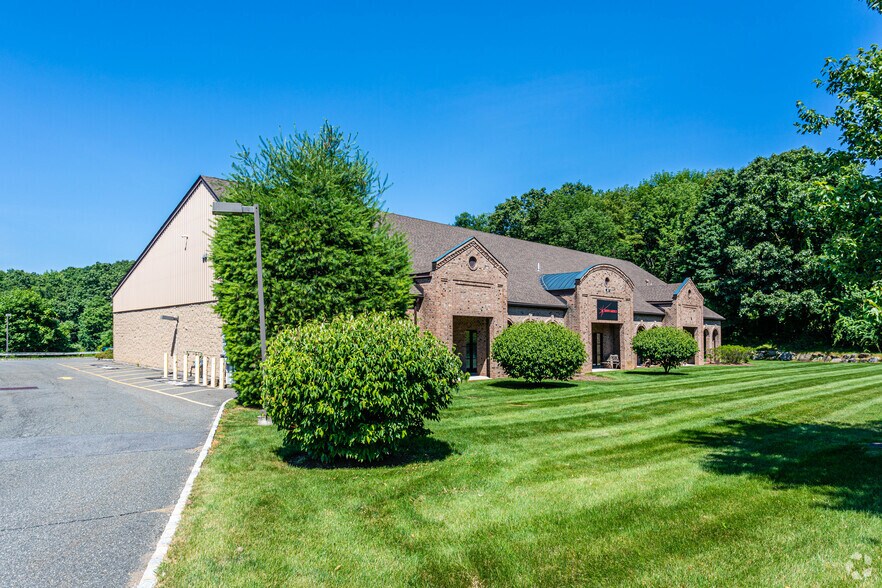More Photos Of 11 Millpond Dr, Lafayette Flex For Lease