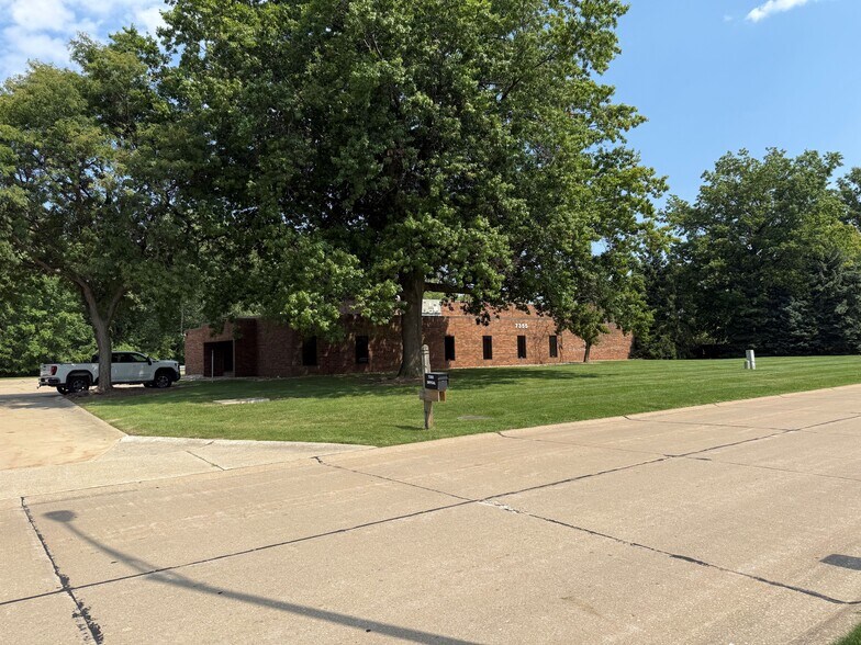 Primary Photo Of 7355 Production Dr, Mentor Manufacturing For Sale
