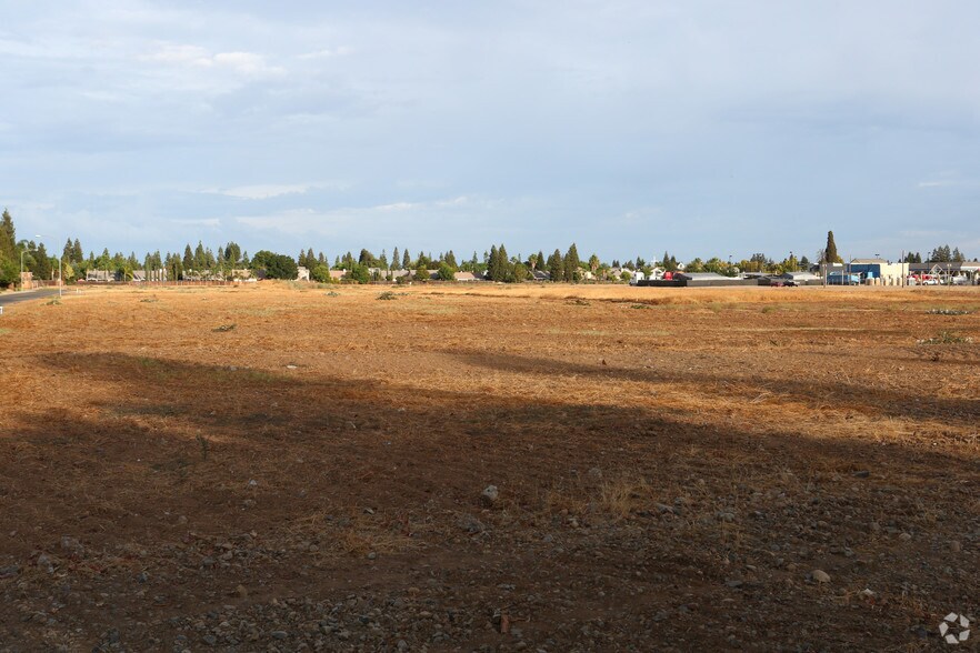 More Photos Of 750 N 1st St, Fresno Land For Lease
