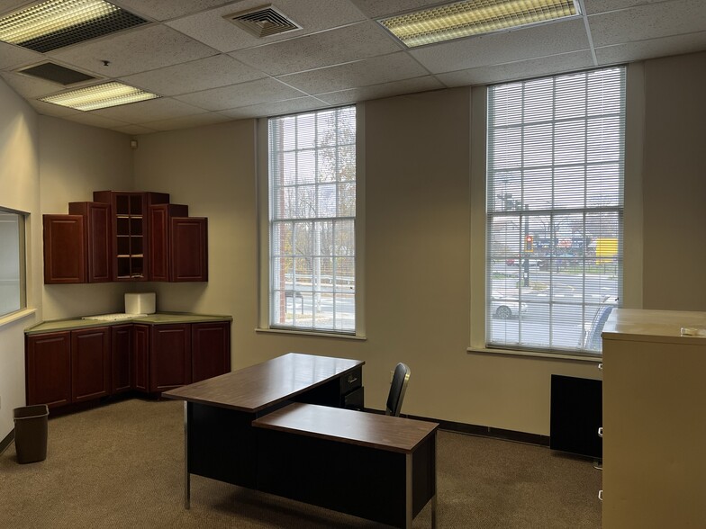 More Photos Of 1 Allen St, Springfield Manufacturing For Lease