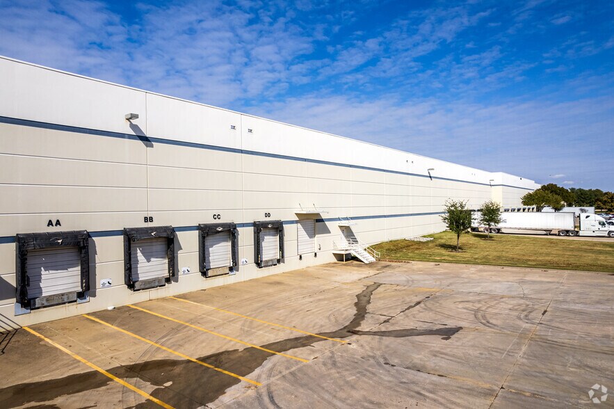 More Photos Of 4255 Patriot Dr, Grapevine Warehouse For Lease