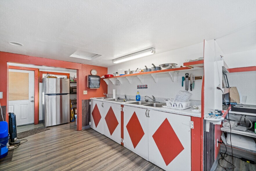 More Photos Of 235 Garibaldi Ave, Garibaldi General Retail For Sale