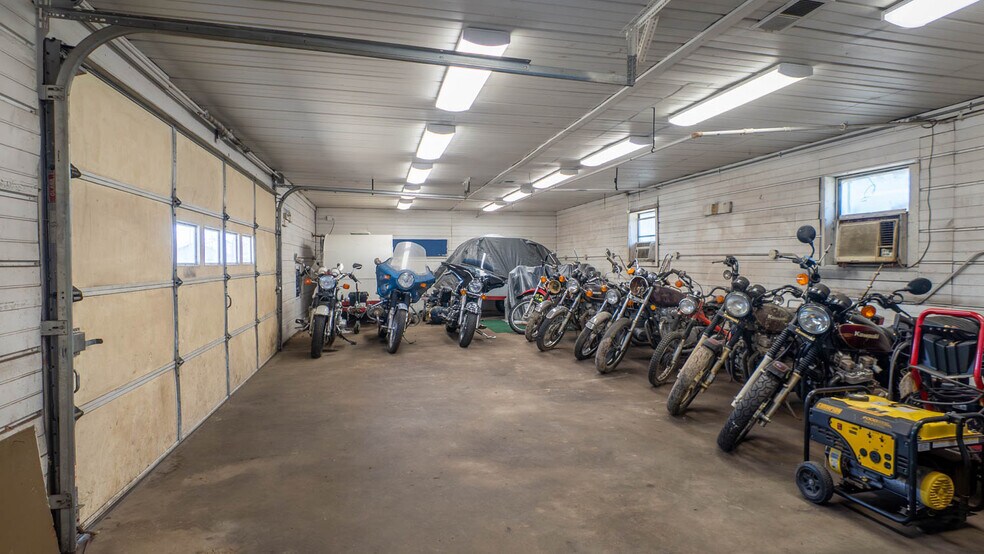 More Photos Of 105 E Couch St, Alton General Retail For Sale