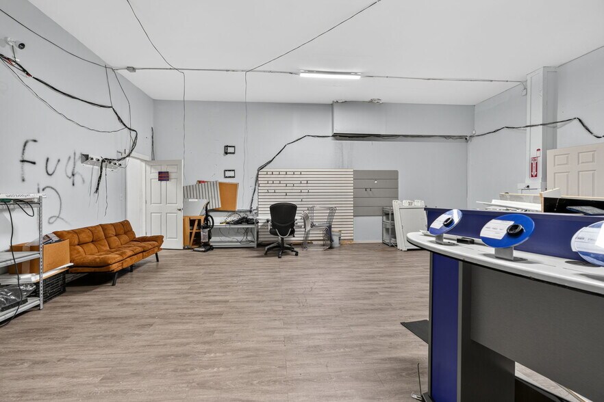 More Photos Of 1005 W Broadway Ave, Minneapolis Storefront For Sale