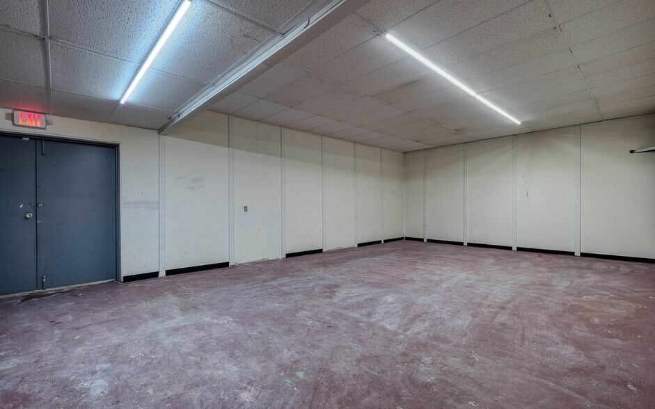 More Photos Of 1118 Smith St, Waller Showroom For Sale