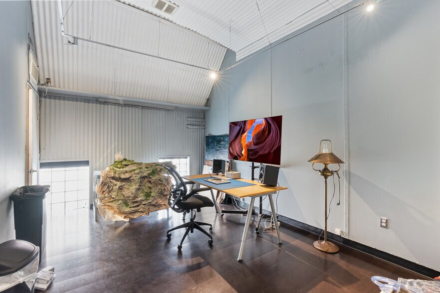 More Photos Of 560 4th St, San Francisco Showroom For Lease