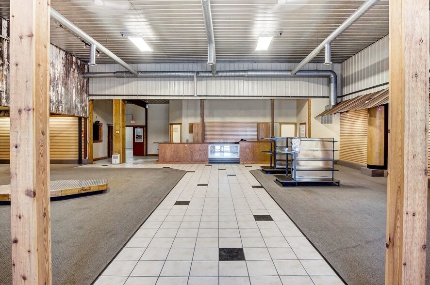 More Photos Of 20660 W Bowling Green Road, Weston Auto Repair For Lease