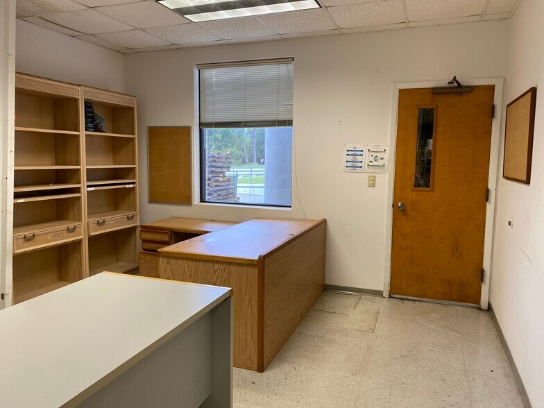 More Photos Of 4514 19th Street Ct E, Bradenton Manufacturing For Lease