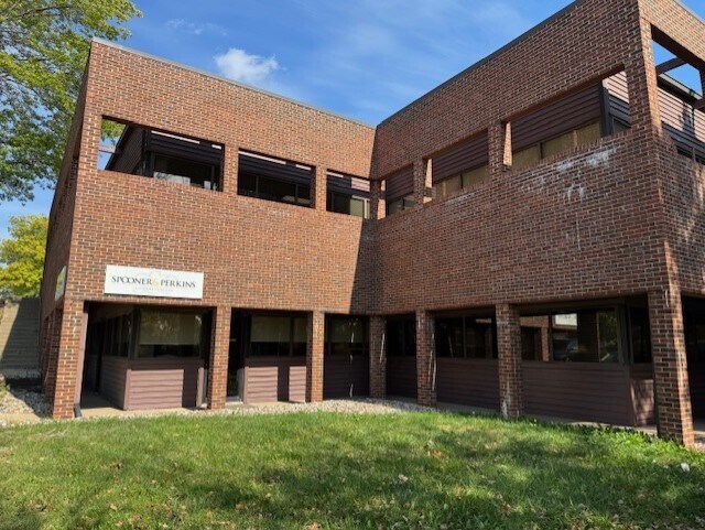 More Photos Of 5440 N Oak Tfwy, Kansas City Office For Sale