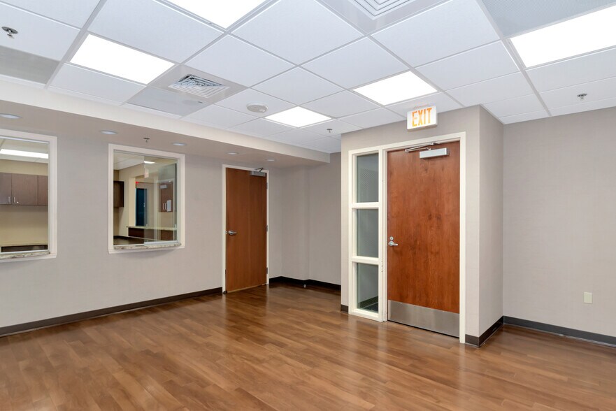 More Photos Of 1921 Waldemere St, Sarasota Medical For Lease