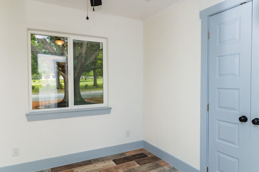 More Photos Of 811 Matchett St, Brenham Apartments For Sale