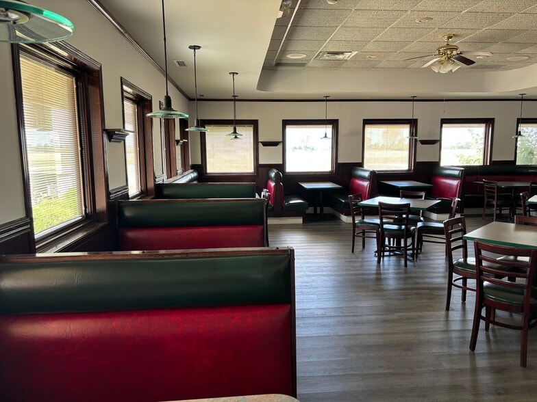 More Photos Of 210 N Lewis Ave, Oglesby Restaurant For Lease