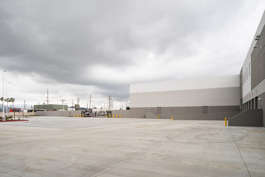 More Photos Of 3071 E Coronado St, Anaheim Warehouse For Lease