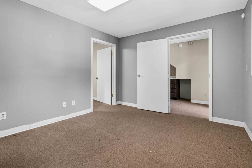 More Photos Of 38 Sycamore St, Jefferson Office For Sale