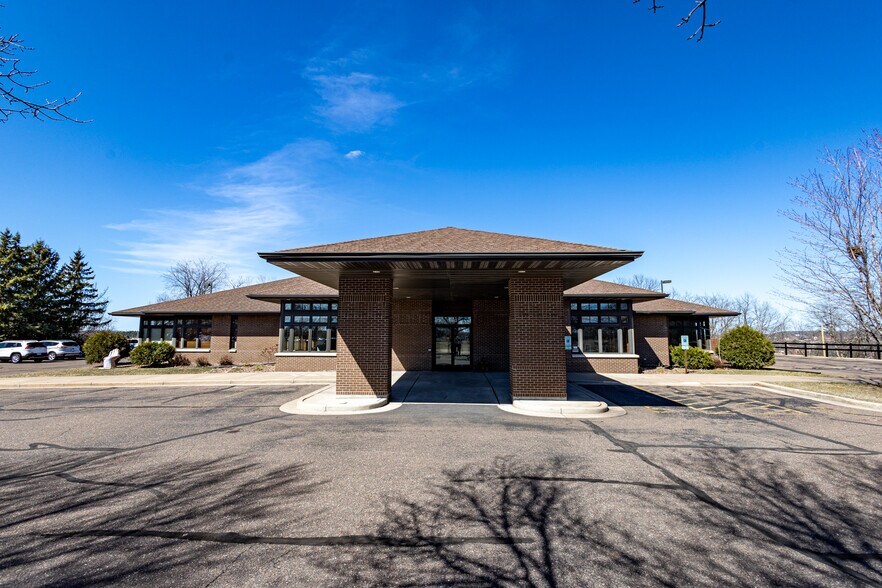 Primary Photo Of 1110 Oak Ridge Dr, Eau Claire Medical For Lease