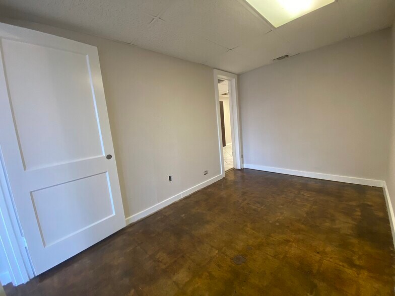 More Photos Of 1543 W Summit Ave, San Antonio Showroom For Sale