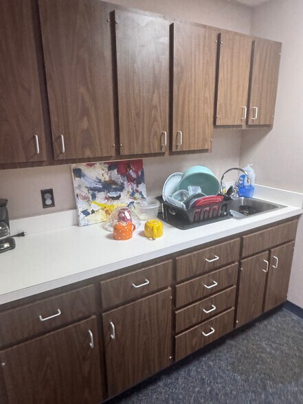 More Photos Of 450 S Chamberlain Ave, Rockwood Office For Sale