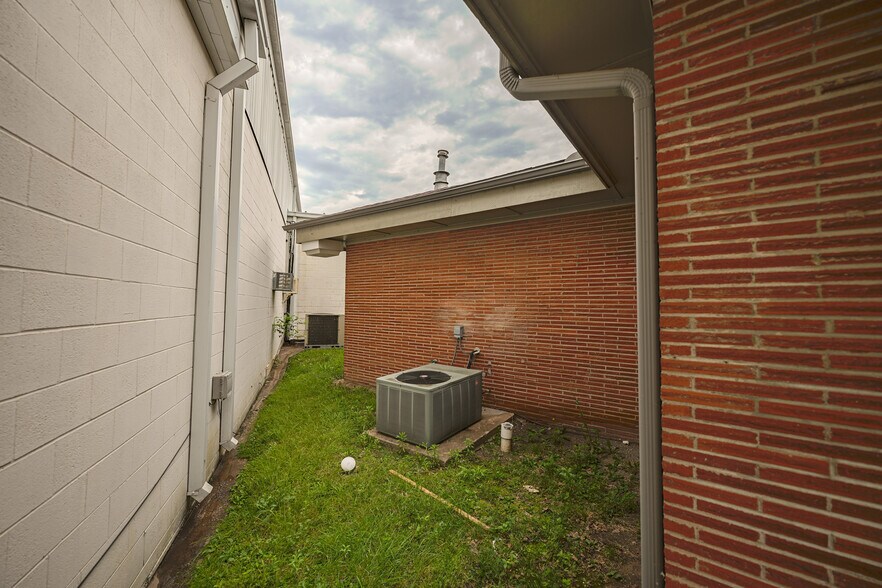 More Photos Of 802 W 8th St, Coffeyville Office For Sale