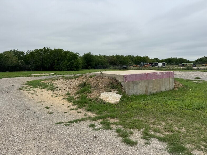 More Photos Of 11595 US Highway 181, San Antonio Service For Lease