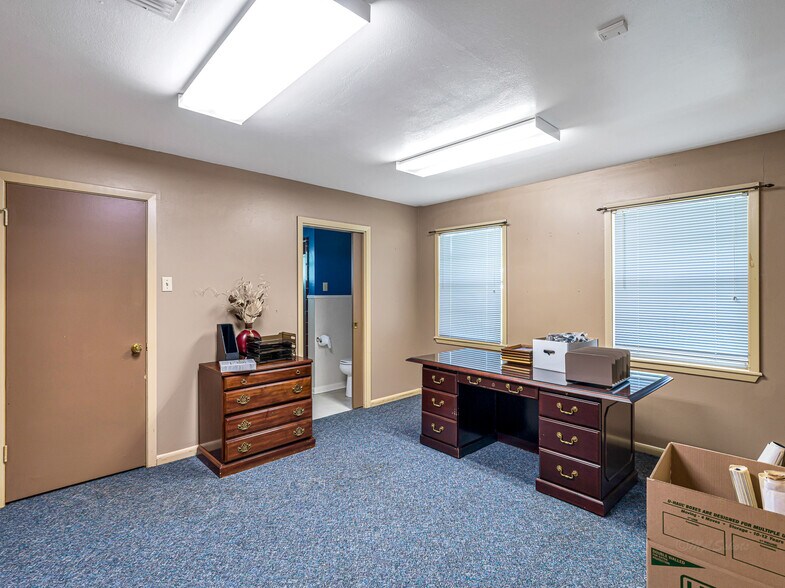 More Photos Of 1105 San Jacinto St, Rosenberg Office For Sale