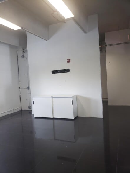 More Photos Of 2051 NW 112th Ave, Doral Showroom For Sale